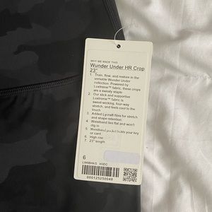 NWT - Wunder Under 23” inseam - Size 6 - Heritage 365 Camo